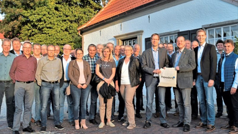 CDU-Mandatsträger aus den Räten der Stadt Papenburg und der Samtgemeinde Dörpen haben bei einem Treffen in der Alten Drostei in Papenburg die Zusammenarbeit der Nachbarkommunen erörtert. Foto: Klaus Dieckmann