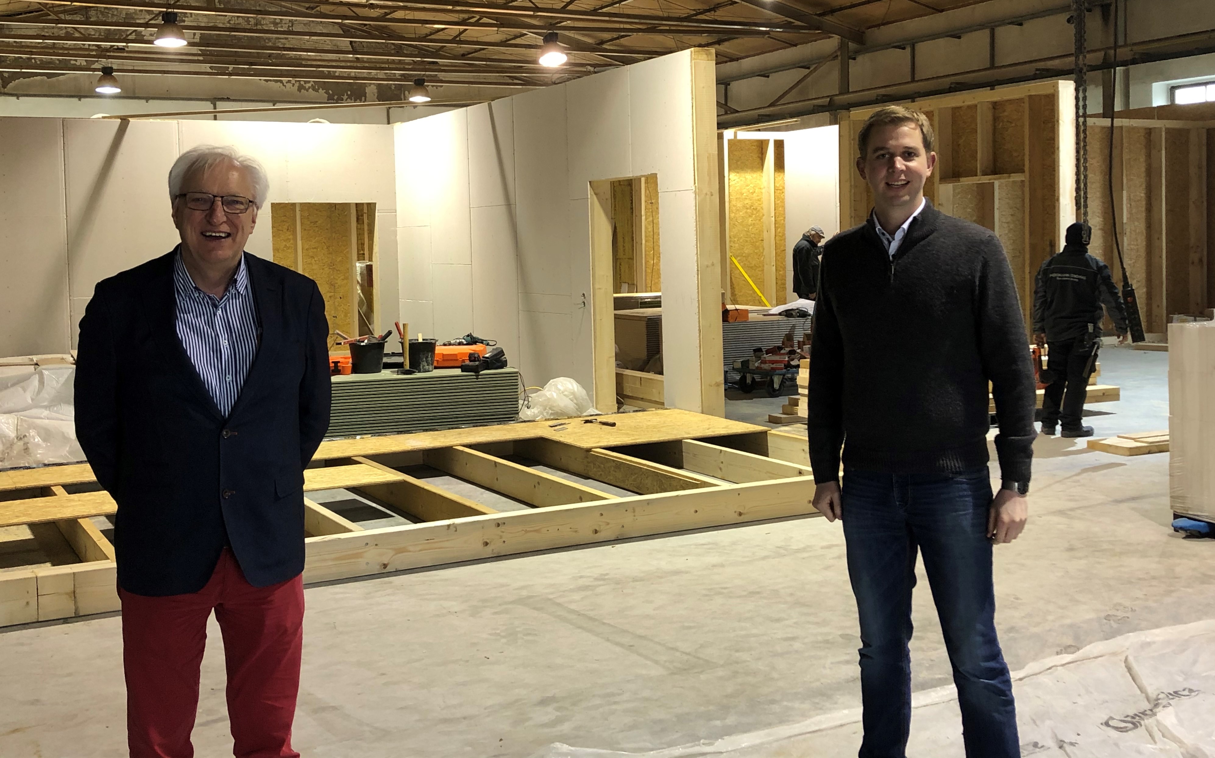 Dr. Volker Eissing und Pascal Albers während der Umbauarbeiten zum Campus in der ehemaligen Maschinenbauhalle von Höveler und Dieckhaus